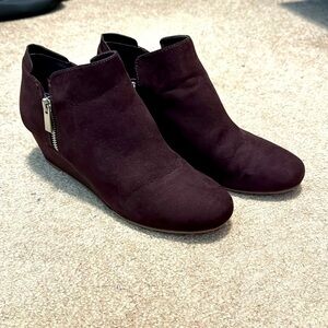 DV8 dolce vita breezy wedge bootie in burgundy size 7.5